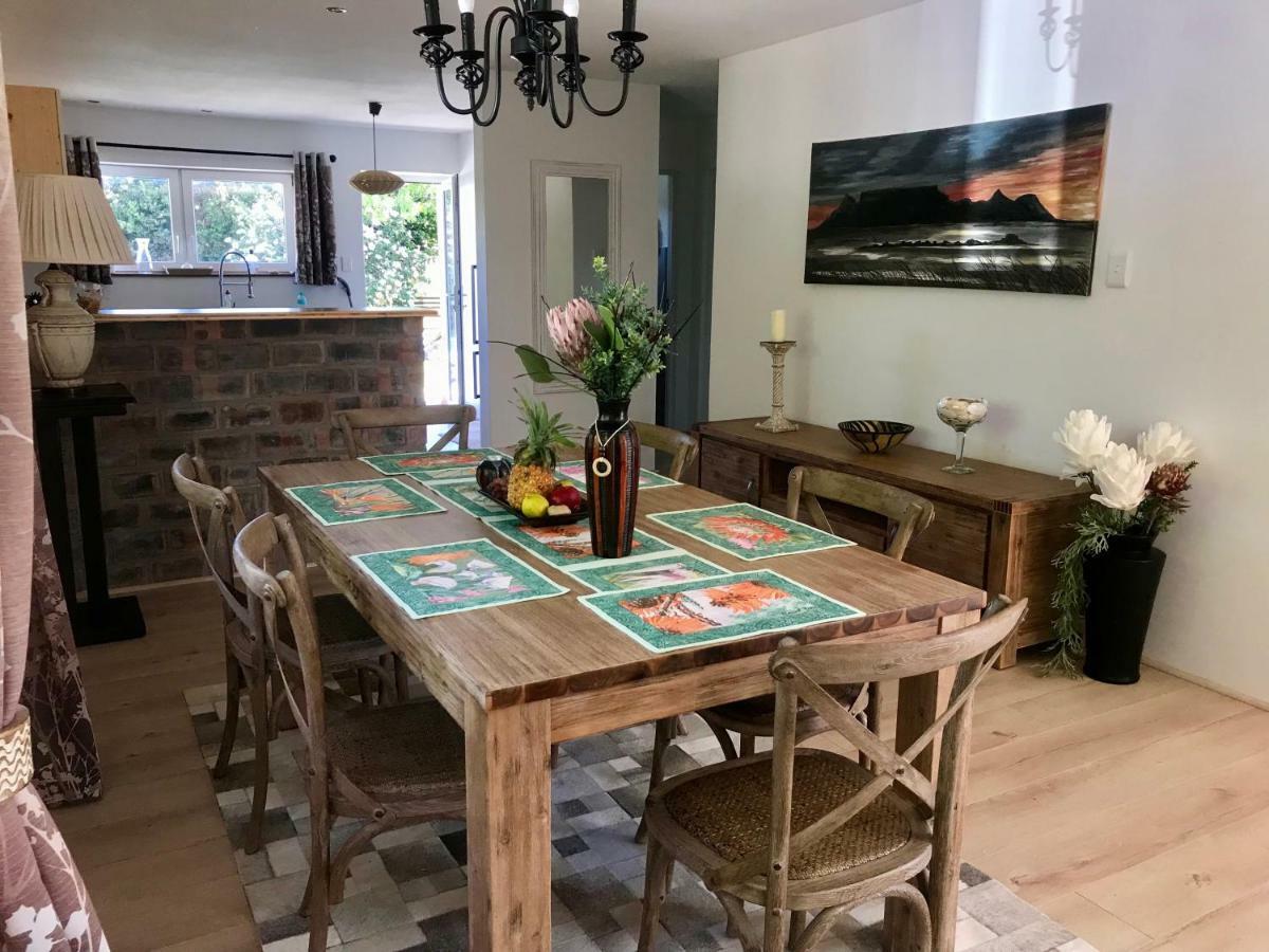 African Holiday Home In Table View ケープタウン エクステリア 写真