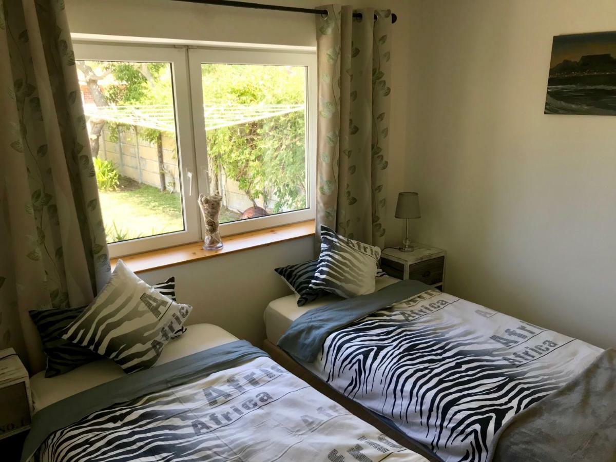 African Holiday Home In Table View ケープタウン エクステリア 写真