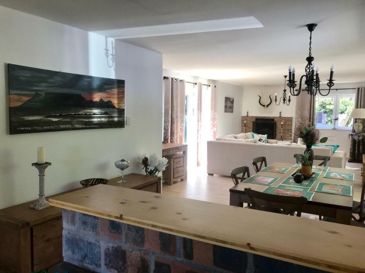 African Holiday Home In Table View ケープタウン エクステリア 写真